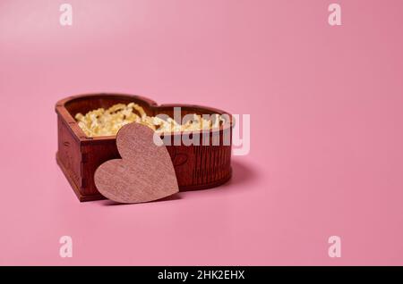 Boîte cadeau en bois en forme de coeur et de coeur en carton Banque D'Images