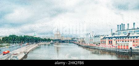 Vue à travers le verre avec raindrops de la rivière Moskva, Kotelnicheskaya Embankment Building à Moscou, Russie Banque D'Images