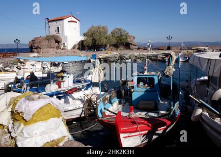 Skala Sykaminias Village Harbour et l'église de Panayia Gorgona.Lesvos.Grèce Banque D'Images