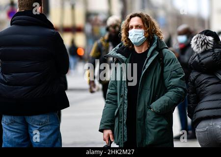 L'illustration montre que les gens portent des masques de protection contre Covid-19 près de l'Arc de Triomphe à Paris, France, le 1 février 2022. Le siège de la police de Paris a annoncé le 31 janvier la fin de l'obligation de porter des masques à l'extérieur dans la capitale à partir de février 2,En particulier en raison de la baisse des cas de Covid-19. Photo de Victor Joly/ABACAPRESS.COM Banque D'Images