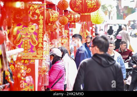 Les couplets du Festival de printemps ( couplets chinois ) (avec le caractère en chinois, signifiant fortune）suspendu pour la vente. Banque D'Images