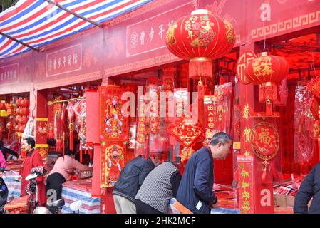 Les couplets du Festival de printemps ( couplets chinois ) (avec le caractère en chinois, signifiant fortune）suspendu pour la vente. Banque D'Images