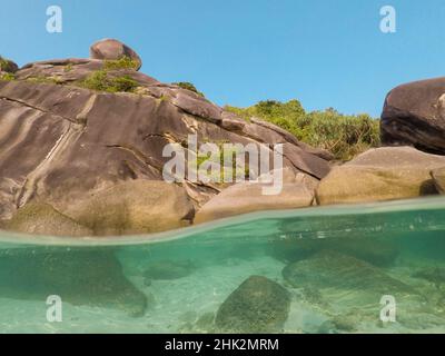 L'eau claire et les rochers de l'île de Ko Miang. Banque D'Images