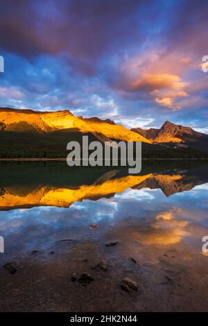 Lumière du soir sur le lac Maligne et Sampson Peak, parc national Jasper, Alberta, Canada. Banque D'Images