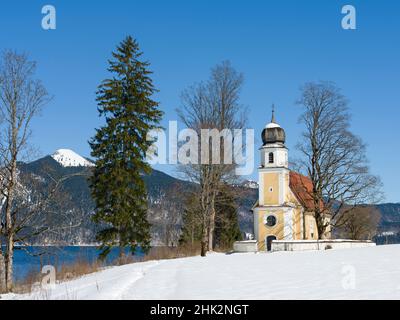 Église Sankt Margareth à Zwergern Spitz.Lac Walchensee près du village Einsiedl dans les Alpes bavaroises enneigées.Allemagne, Bavière Banque D'Images