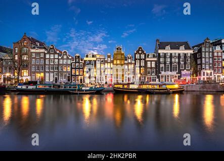 Europe, pays-Bas, Amsterdam.Scène du canal au coucher du soleil. Banque D'Images