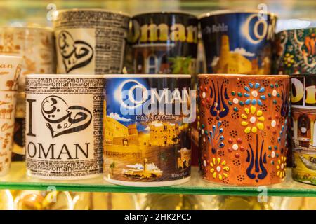Moyen-Orient, Péninsule arabique, Oman, Muscat, Muttrah.Mugs à vendre au souk de Muttrah.(Usage éditorial uniquement) Banque D'Images