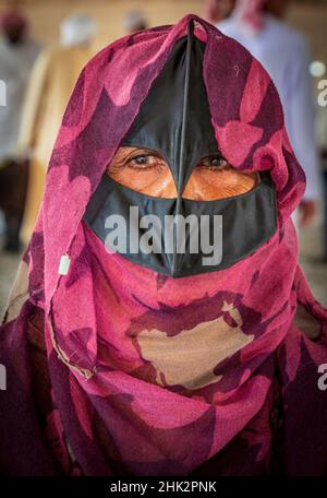 Moyen-Orient, Péninsule arabique, Oman, Al Batinah Sud, Sinaw.Femme omanaise portant un hijab et un masque traditionnels à Sinaw.(Usage éditorial uniquement) Banque D'Images