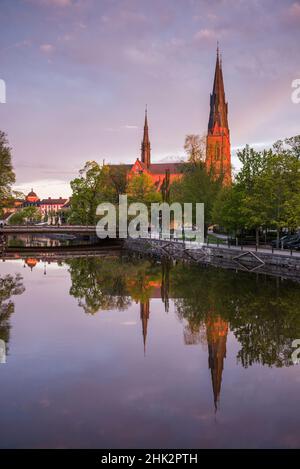 Suède, Suède centrale, Uppsala, Cathédrale de Domkyrka, réflexion,Crépuscule (usage éditorial uniquement) Banque D'Images