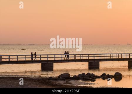 Suède, Scania, Malmo, Riberborgs Stranden plage, jetée au coucher du soleil Banque D'Images