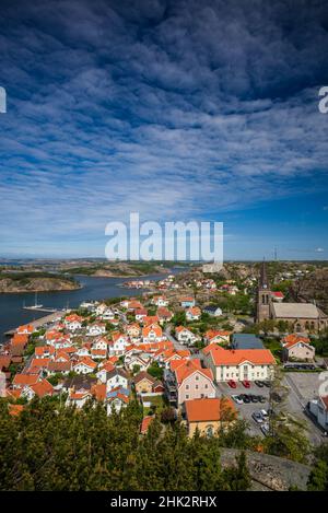 Suède, Bohuslan, Fjallbacka, vue élevée sur la ville depuis la falaise de Vetteberget Banque D'Images