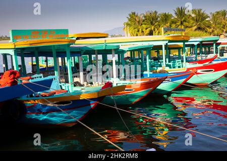 Vietnam.Bateaux de transport multicolores dans le port.Hoi an. Banque D'Images
