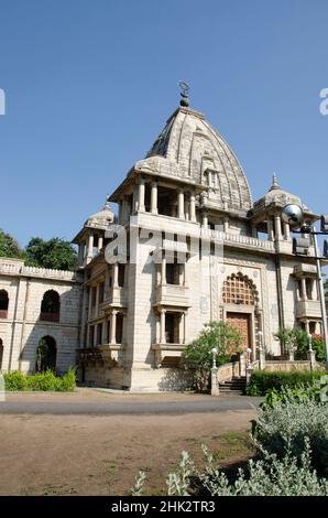 Kirti Mandir ou Temple de la renommée, est le cénotaphe des Gaekwads, construit par Maharaja Sayajirao Gaekwad IIIVadodara, Gujarat, Inde Banque D'Images