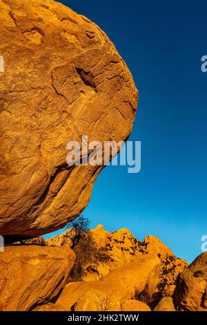 Blocs de granit en brouillé à Council Rocks, dans les montagnes Dragoon, dans la forêt nationale de Coronado, Arizona, États-Unis Banque D'Images