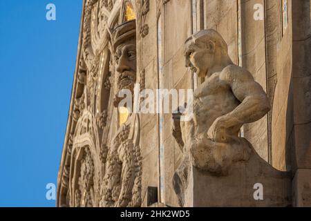 Buste de Sir Thomas Gresham sur la façade du palais Gresham qui a ouvert en 2004 comme un hôtel four Seasons, Budapest, capitale de la Hongrie. Banque D'Images