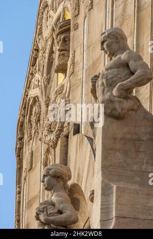 Buste de Sir Thomas Gresham sur la façade du palais Gresham qui a ouvert en 2004 comme un hôtel four Seasons, Budapest, capitale de la Hongrie. Banque D'Images