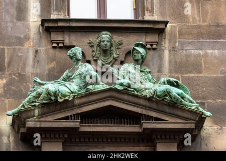 Hongrie, Budapest.Détails architecturaux, deux statues de bronze sur une porte. Banque D'Images