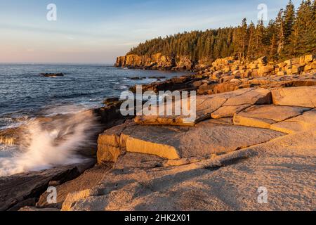 Otter Cliffs au lever du soleil dans le parc national d'Acadia, Maine, États-Unis Banque D'Images