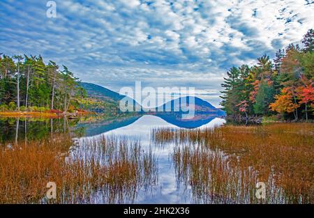 États-Unis, Nouvelle-Angleterre, Maine, parc national Acadia et Jordon Pond le jour d'automne très calme Banque D'Images