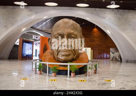 Réplique à la tête de la Statue de l'unité. Statue de Vallabhbhai Patel, premier vice-premier ministre et ministre de l'intérieur de l'Inde indépendante, Kevadiya Banque D'Images