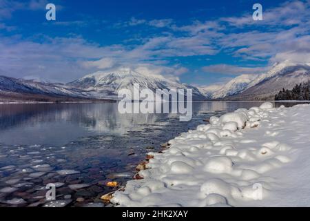 Les montagnes se reflètent dans le lac Wintry McDonald, dans le parc national Glacier, Montana, États-Unis Banque D'Images