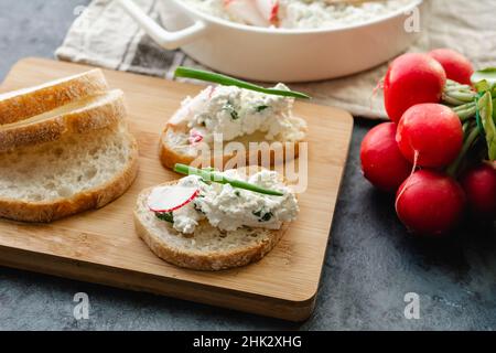 Sandwichs au fromage cottage pour un petit déjeuner sain Banque D'Images