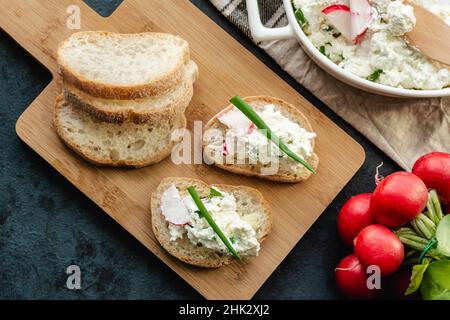 Sandwichs au fromage cottage pour un petit déjeuner sain Banque D'Images