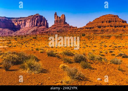 Formation rocheuse haute en couleur Hen Butte, Monument Valley, Utah. Banque D'Images