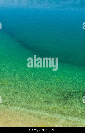 Suède, Gotland Island, Labro, Bla Lagunen, Lagon bleu, aire de baignade naturelle dans une ancienne carrière de craie avec de l'eau verte bleue Banque D'Images