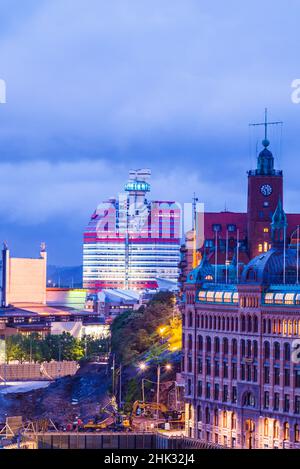 Suède, Vastragotland et Bohuslan, Göteborg, ville en direction du bâtiment Goteborgs-Utkiken, le Lipstick, crépuscule Banque D'Images
