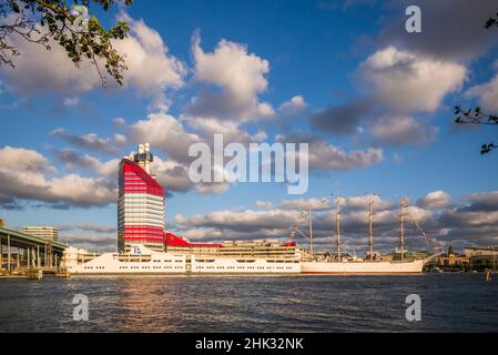 Suède, Vastragotland et Bohuslan, Göteborg, Goteborgs-Utkiken bâtiment, surnommé Lipstick, et garage flottant, coucher de soleil Banque D'Images