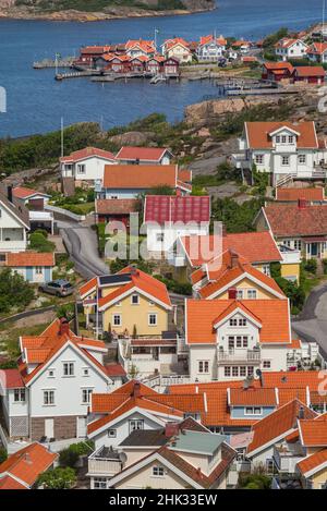 Suède, Bohuslan, Fjallbacka, vue élevée sur la ville depuis la falaise de Vetteberget Banque D'Images