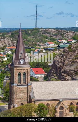 Suède, Bohuslan, Fjallbacja, vue en hauteur de l'église de la ville depuis la falaise de Vetteberget (usage éditorial uniquement) Banque D'Images