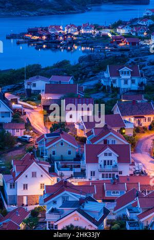 Suède, Bohuslan, Fjallbacka, vue élevée sur la ville depuis la falaise de Vetteberget, crépuscule Banque D'Images