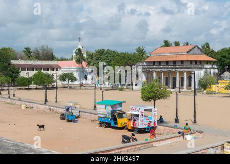 Tranquebar, Inde - janvier 2022 : place publique en face du fort de Dansborg. Banque D'Images