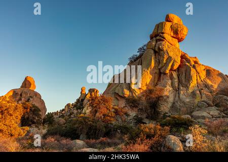 Blocs de granit en brouillé à Council Rocks, dans les montagnes Dragoon, dans la forêt nationale de Coronado, Arizona, États-Unis Banque D'Images