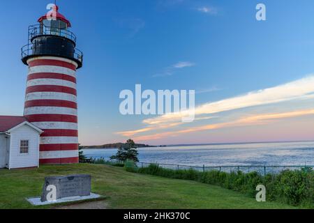 West Quoddy Head Lighthouse est le point le plus à l'est des États-Unis, près de Lubec, Maine, États-Unis Banque D'Images