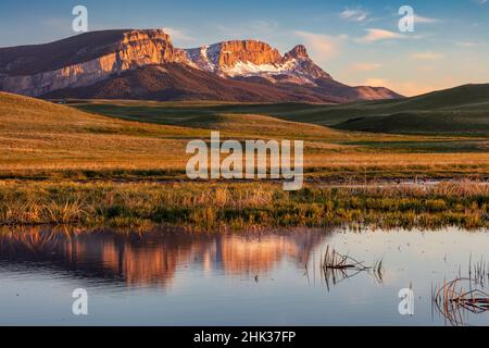 Sawtooth Ridge se reflète dans les terres humides le long de Rocky Mountain Front près d'Augusta, Montana, États-Unis Banque D'Images