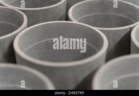 Pots de fleurs en béton et ciment.Décoration artisanale pour les plantes en matériaux naturels et recyclables écologiques.Photo de haute qualité Banque D'Images