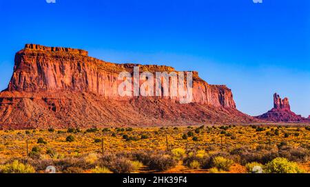 Assise colorée Hen Butte Eagle Mesa formation roc, Monument Valley, Utah. Banque D'Images