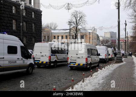 Non exclusif: KIEV, UKRAINE - 01 FÉVRIER 2022 - des véhicules de police sont vus pendant le rassemblement #SaveFOP à l'extérieur de la Verkhovna Rada d'Ukraine, Kiev, capitale Banque D'Images