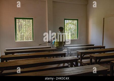 Kolkata, Bengale occidental, Inde.2nd févr. 2022.Les autorités scolaires désinfectent l'école avant de rouvrir.(Credit image: © Sudip Chanda/Pacific Press via ZUMA Press Wire) Banque D'Images