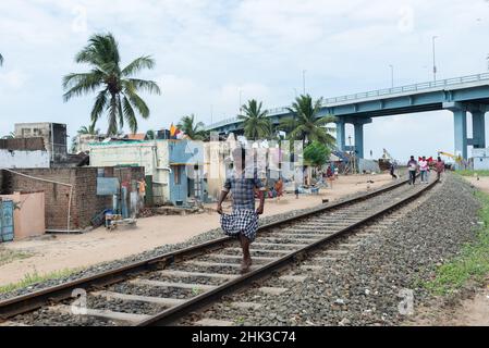 Rameswaram, Inde - janvier 2022 : marche sur les pistes.Le chemin de fer passe sous le pont Pamban, qui relie la ville de Rameswaram sur l'île Pamban Banque D'Images