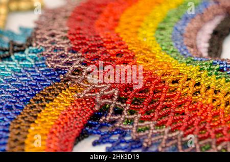 L'Équateur, Quito, Marché artisanal d'Otavalo. Colliers de perles colorées typiques de souvenir. Banque D'Images