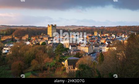 Le château de Richmond capte la première lumière dorée d'une nouvelle journée lors d'un lever de soleil hivernal dans le North Yorkshire, au bord des Dales. Banque D'Images