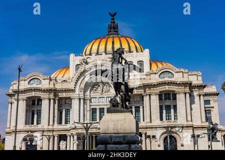 Statue de Pegasus devant le Palacio de Bellas Artes, Mexico, Mexique. Statue d'Agusti Querol Subirats. Artes construit en 1932. Banque D'Images