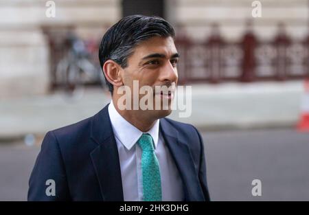 Londres, Angleterre, Royaume-Uni.2nd févr. 2022.Le chancelier de l'Échiquier RISHI SUNAK est vu à l'extérieur du Trésor à Whitehall.(Image de crédit : © Tayfun Salci/ZUMA Press Wire) Banque D'Images