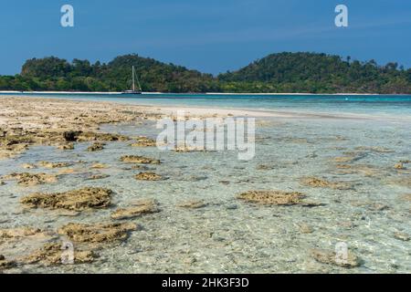 Marée basse sur une plage tropicale. Banque D'Images