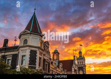 Coucher de soleil sur la gare de Dunedin, Dunedin, Île du Sud, Nouvelle-Zélande (usage éditorial uniquement) Banque D'Images