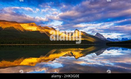Lumière du soir sur le lac Maligne et Sampson Peak, parc national Jasper, Alberta, Canada. Banque D'Images